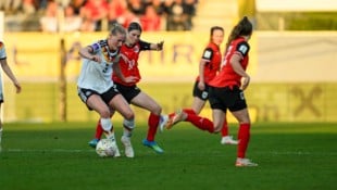 Unsere Fußball-Frauen erkämpften sich einen Punkt gegen das übermächtige Deutschland.