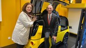 Die Landesräte Claudia Holzer (FPÖ) und Willibald Ehrenhöfer (ÖVP) mit einem selbstfahrenden ...