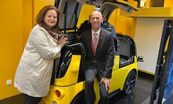 Die Landesräte Claudia Holzer (FPÖ) und Willibald Ehrenhöfer (ÖVP) mit einem selbstfahrenden ...