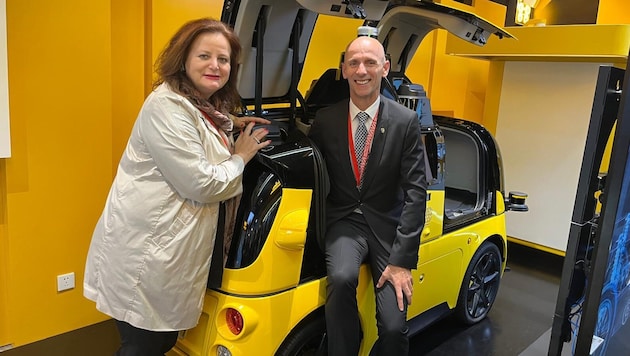 Die Landesräte Claudia Holzer (FPÖ) und Willibald Ehrenhöfer (ÖVP) mit einem selbstfahrenden ...