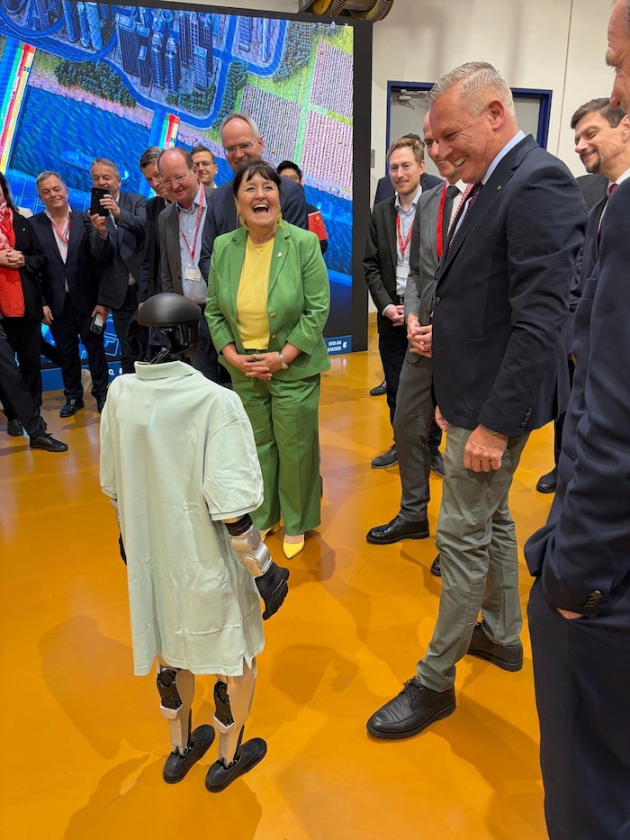 Kunasek und Khom im „Smalltalk“ mit dem tanzenden Roboter