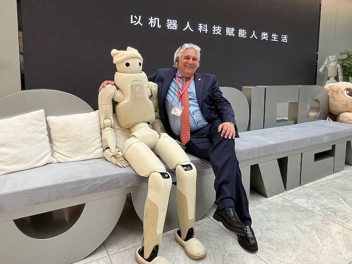 Bernhard Kügler mit einem humanoiden Roboter