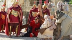 Die Frauen leisten Jesus, der unter der Last des Kreuzes zusammenbricht, Beistand.