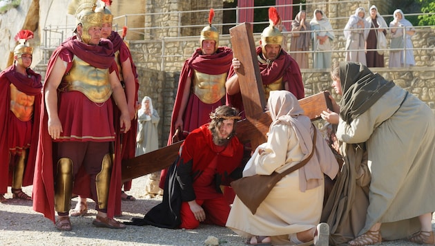 Die Frauen leisten Jesus, der unter der Last des Kreuzes zusammenbricht, Beistand.