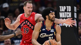 Jakob Pöltl im Duell mit Jarrett Allen.