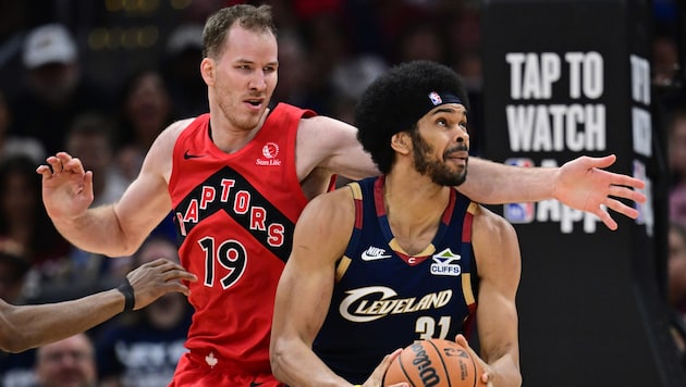 Jakob Pöltl im Duell mit Jarrett Allen.