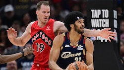 Jakob Pöltl im Duell mit Jarrett Allen.