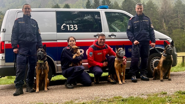Gruppenfoto mit den künftigen Dienststellenkollegen – „Tosca“ hatte nur Augen für ihre ...