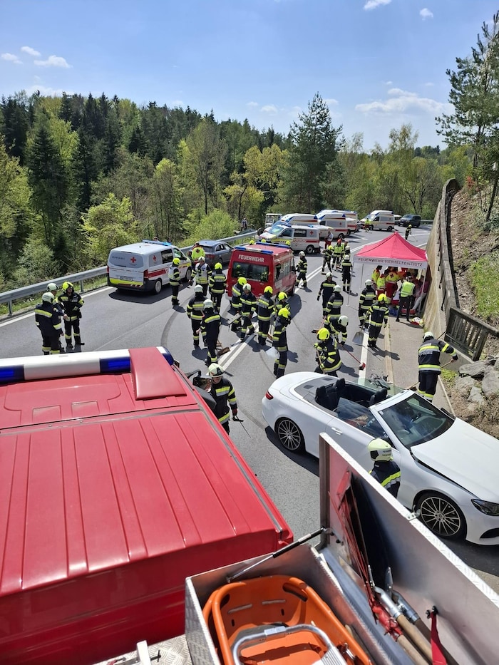 An allen beteiligten Autos entstand ein erheblicher Sachschaden.