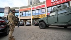 Der Todesschütze von Kiew floh in diesen Supermarkt und wurde dort wenig später von ...