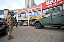 Der Todesschütze von Kiew floh in diesen Supermarkt und wurde dort wenig später von ...