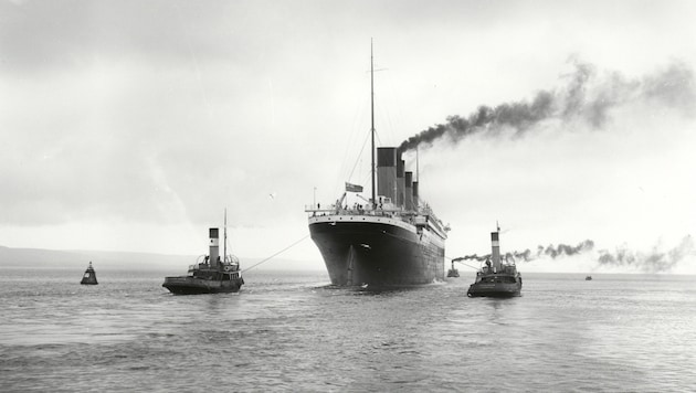 Ein historisches Schwarz-Weiß-Foto zeigt die Titanic, wie sie zu ihrer Jungfernfahrt im April ...