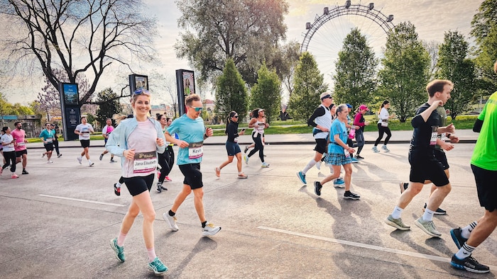 Die Strecke führt bei vielen Sehenswürdigkeiten vorbei, wie dem Wiener Riesenrad.