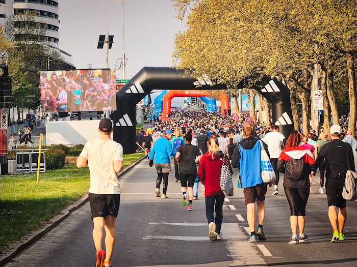Tausende beim Start des Tchibo 10K-Lauf.