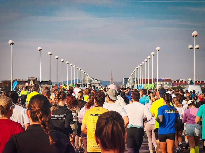 Tausende laufen bei den Laufbewerben rund um den Wien Marathon über die Reichsbrücke in Richtung ...