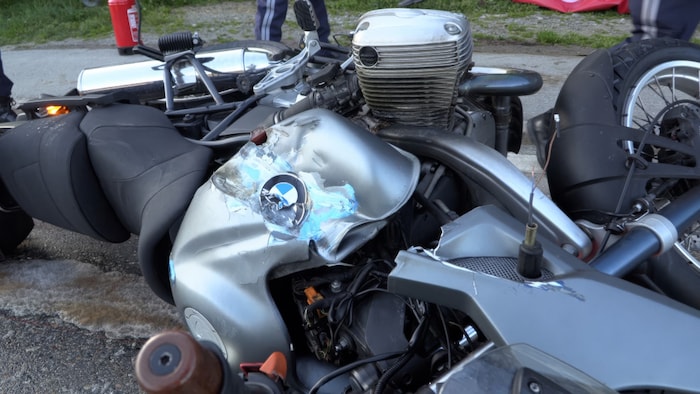 Am Motorrad entstand Totalschaden.
