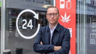 Ortschef Georg Djundja vor dem Oberndorfer Automaten-Kiosk.