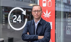 Ortschef Georg Djundja vor dem Oberndorfer Automaten-Kiosk.