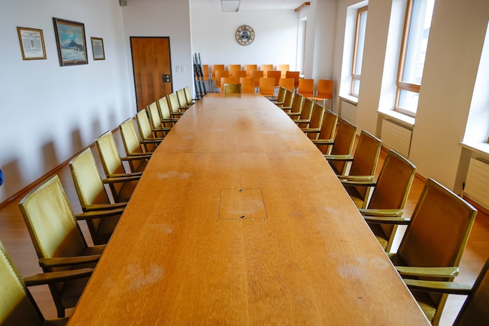 Vor 50 Jahren wurde Thalgau zum Markt erhoben. Die Sessel im Sitzungssaal der Gemeinde stammen ...