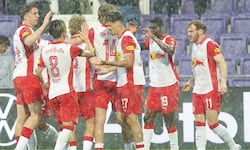 Red Bull Salzburg gewinnt bei der Wiener Austria und bleibt an der Tabellenspitze dran.