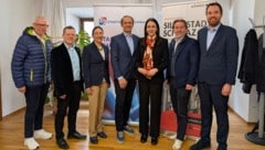 Stadtwerke Schwaz GF Karl Heinz Greil (Mitte) und BM Victoria Weber (3. v. re.) stellten das ...