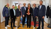 Stadtwerke Schwaz GF Karl Heinz Greil (Mitte) und BM Victoria Weber (3. v. re.) stellten das ...