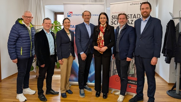 Stadtwerke Schwaz GF Karl Heinz Greil (Mitte) und BM Victoria Weber (3. v. re.) stellten das ...