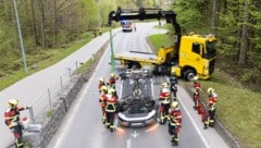 Die Einsatzkräfte mussten das Auto von der Straße heben. 