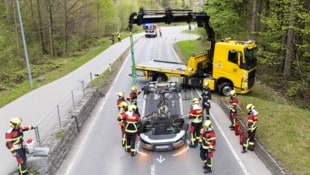 Die Einsatzkräfte mussten das Auto von der Straße heben. 