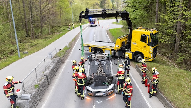 Die Einsatzkräfte mussten das Auto von der Straße heben.