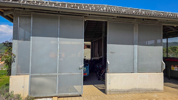 Aus diesem Abstellraum soll der Täter das Mountainbike gestohlen haben“.