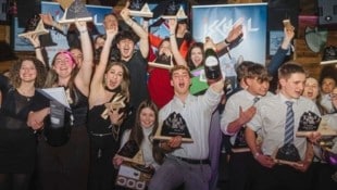 Die stolzen und strahlenden Sieger wurden im Champagner-Club gebührend gefeiert. Ein Team der ...