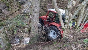 Der Traktor stürzte ab.