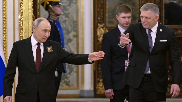 Schon vergangenes Jahr war Robert Fico (re.) anlässlich des „Tag des Sieges“ bei Wladimir Putin ...