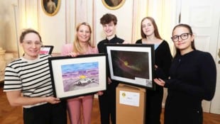 Bildungslandesrätin Daniela Winkler mit Christina Clementi und Preisträgern sowie zwei Werken.