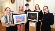 Bildungslandesrätin Daniela Winkler mit Christina Clementi und Preisträgern sowie zwei Werken.