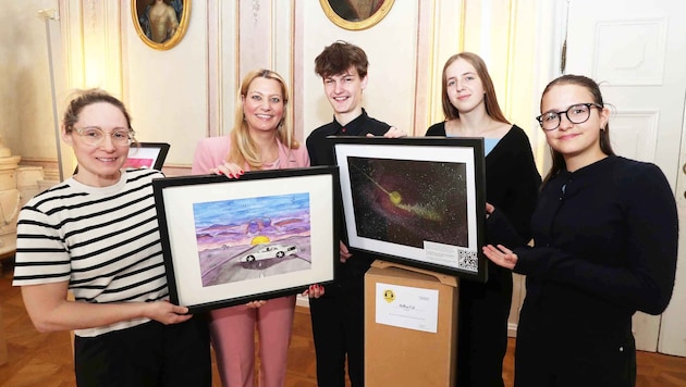 Bildungslandesrätin Daniela Winkler mit Christina Clementi und Preisträgern sowie zwei Werken.