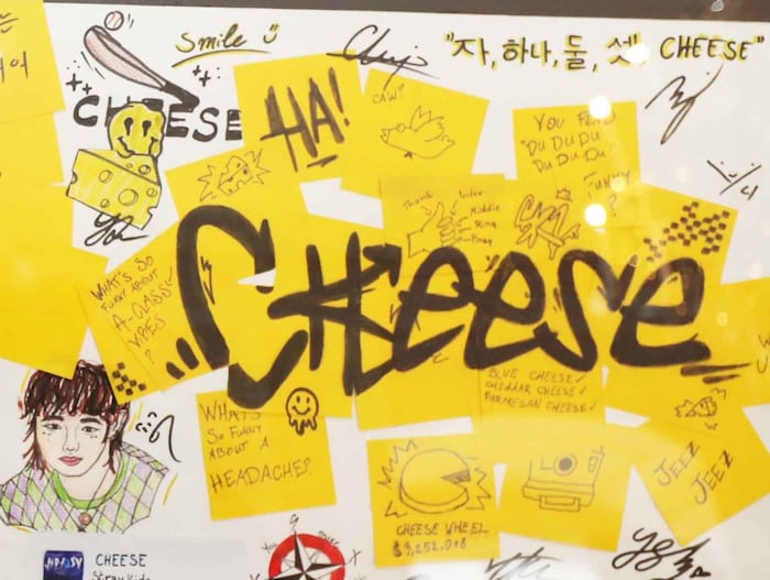 Kriska Boglárka mag den Powersong „Cheese“ von „Stray Kids“. Er handelt davon, sich über Kritik ...