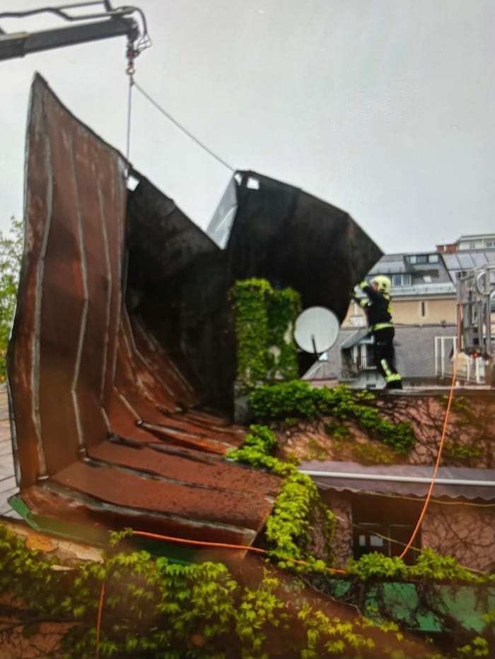 Heftige Sturmböen beschädigten ein Dach in der Klagenfurter Innenstadt schwer.