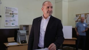 Rumen Radew bei der Stimmabgabe