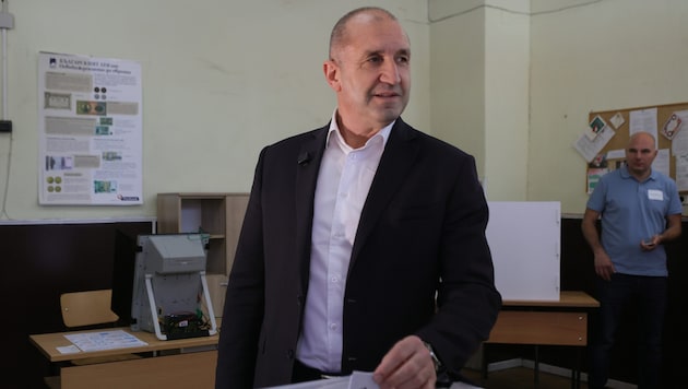 Rumen Radew bei der Stimmabgabe