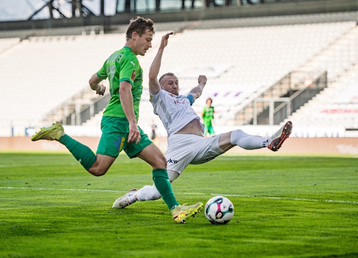 Altach-Kapitän Lukas Jäger (r.) musste mit Gelb-Rot vom Platz.