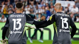 Die Juve-Keeper Michele Di Gregorio und Simone Scaglia in ihren Alex Manninger ehrenden Trikots ...