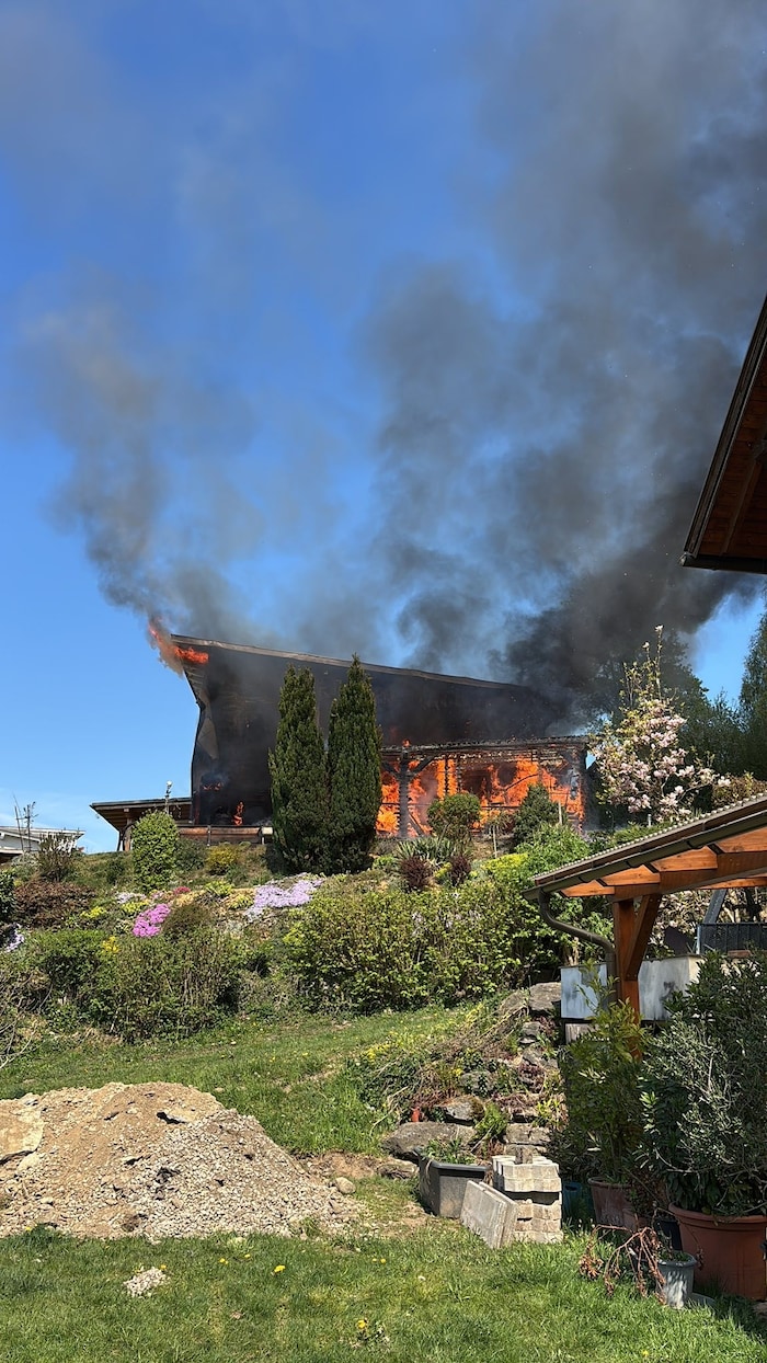 Die Flammen griffen auf das Wohnhaus über.