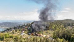 Ein Carport und ein Wohnhaus gingen in Flammen auf. 