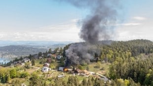 Ein Carport und ein Wohnhaus gingen in Flammen auf. 