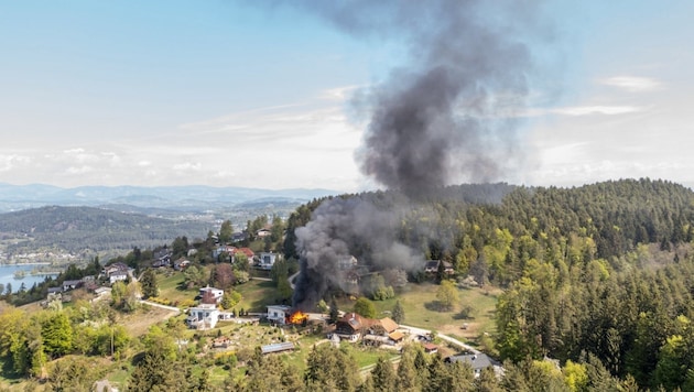Ein Carport und ein Wohnhaus gingen in Flammen auf.