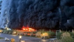 Dichter, schwarzer Rauch drang aus dem Gebäude.