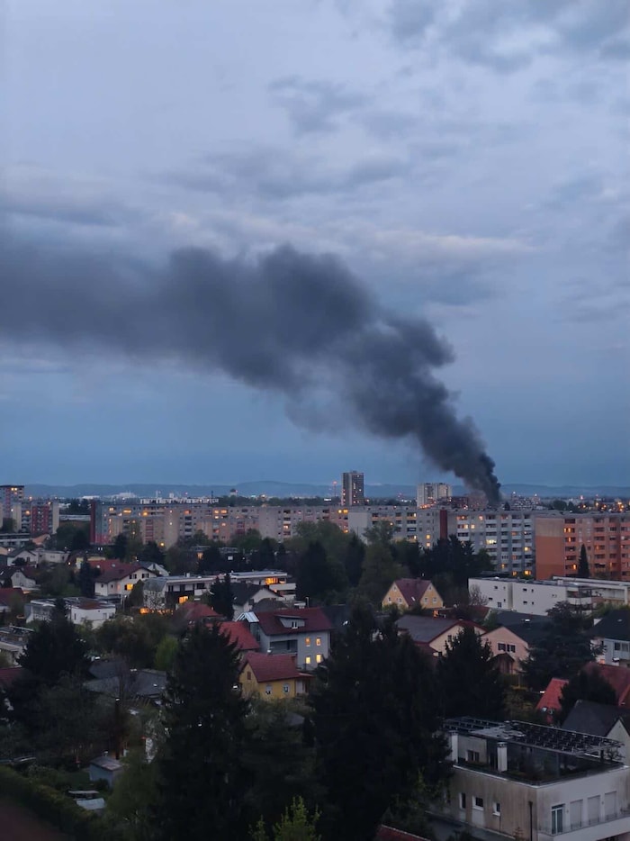 Bilder zeigen die Rauchsäule.