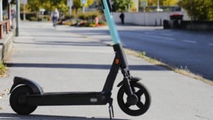 Mit einem Leih-Scooter stürzte der 18-Jährige (Symbolbild).
